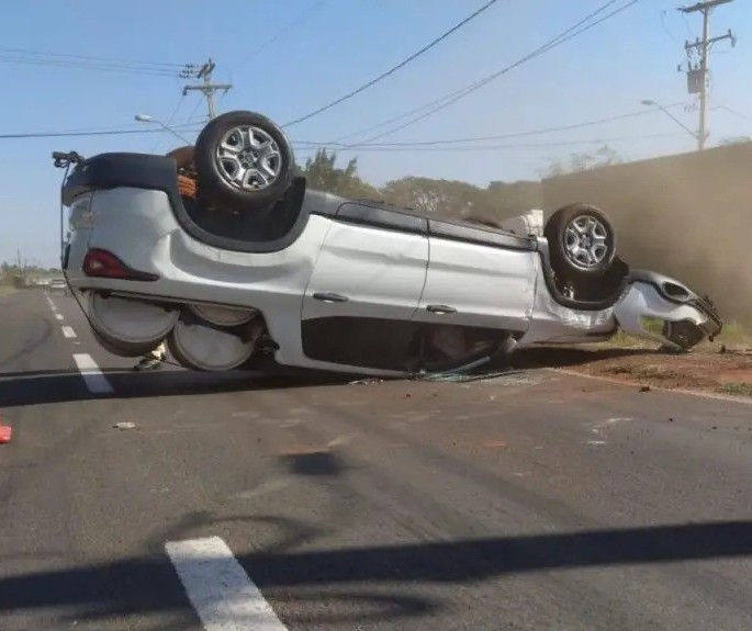 Tentando evitar colisão com caminhão, motorista acaba capotando veículo em Maringá