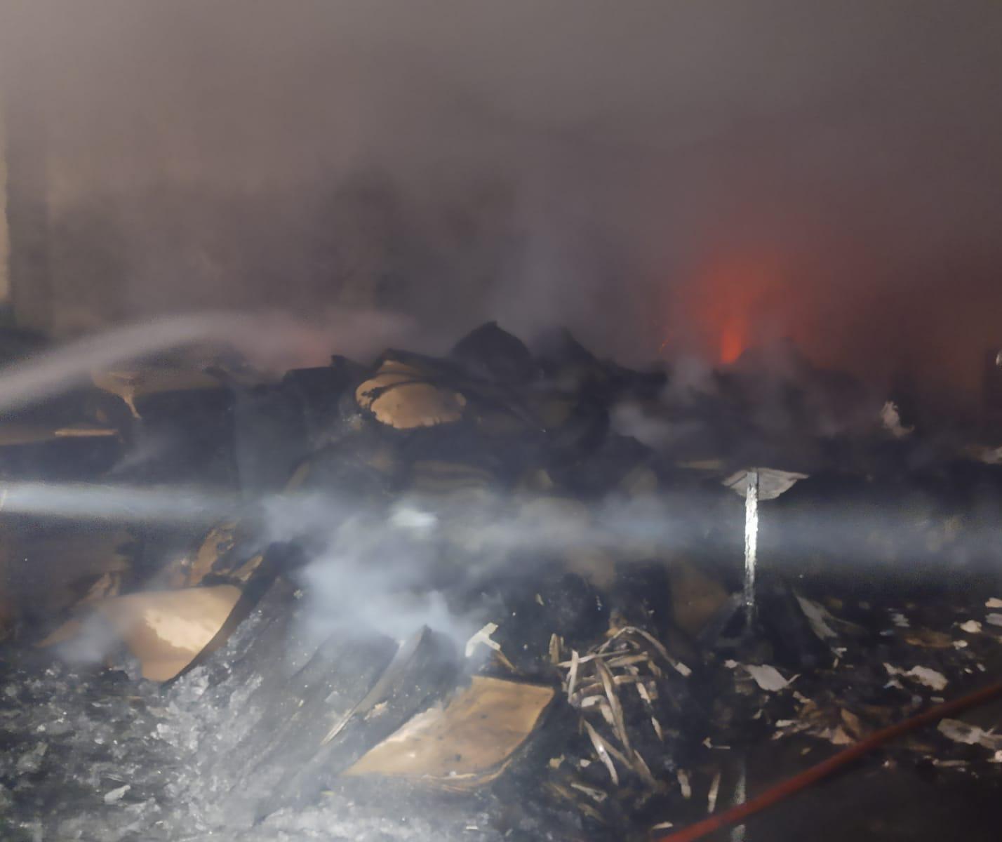 Bombeiros passam a madrugada combatendo incêndio em gráfica