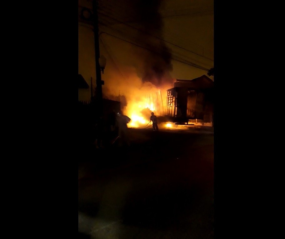 Bombeiros controlam incêndio em carreta carregada com espumas em Sarandi