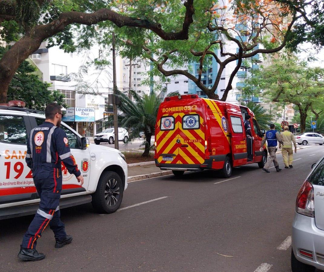 Mulher de 60 anos fica ferida ao ser atropelada por moto em Maringá