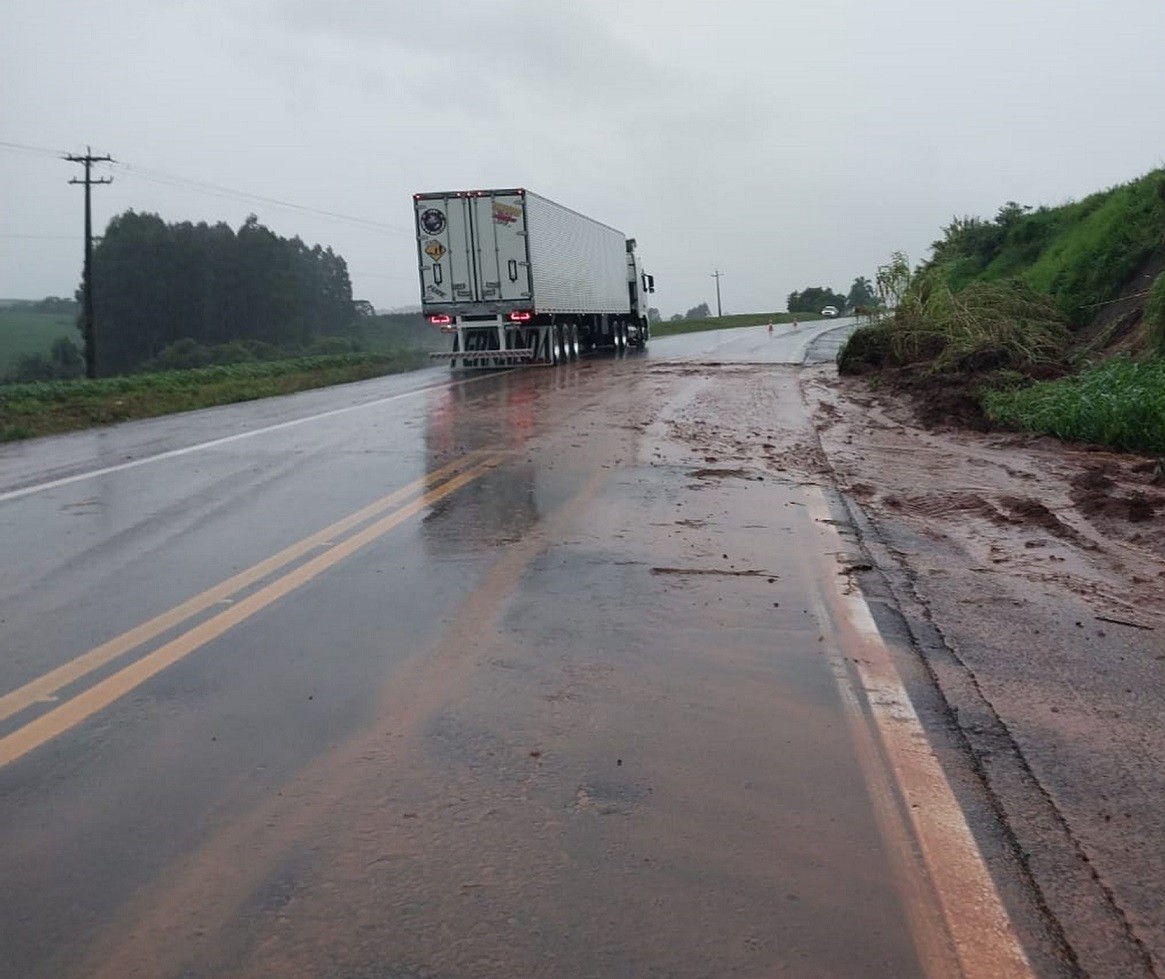PRF quer revisão de índice de chuvas para fechamento de estradas no Paraná