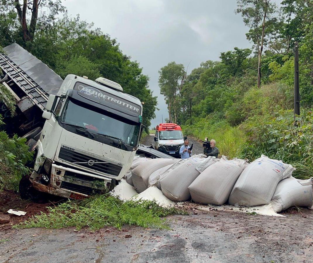 PR-487 ainda está com uma via interditada após batida