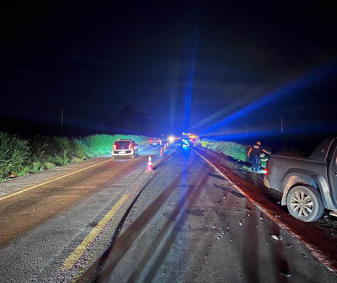 Caminhonete bate em moto durante ultrapassagem e motociclista morre