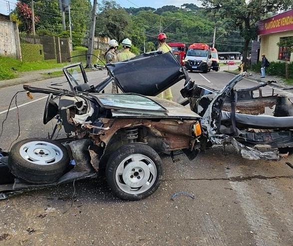 Cinco pessoas ficam feridas após carro partir ao meio em acidente