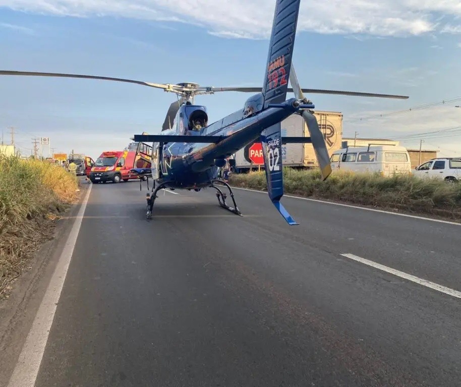 Motociclista é resgatado de helicóptero após grave acidente