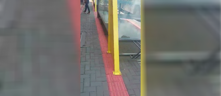 Vídeo mostra ponto de ônibus instalado sobre piso para deficientes visuais em Maringá