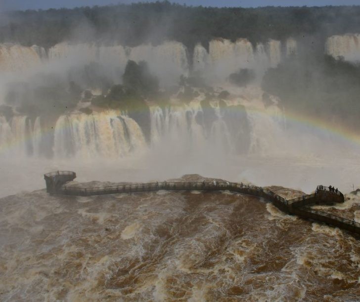 Turista vai tirar foto e cai nas Cataratas do Iguaçu
