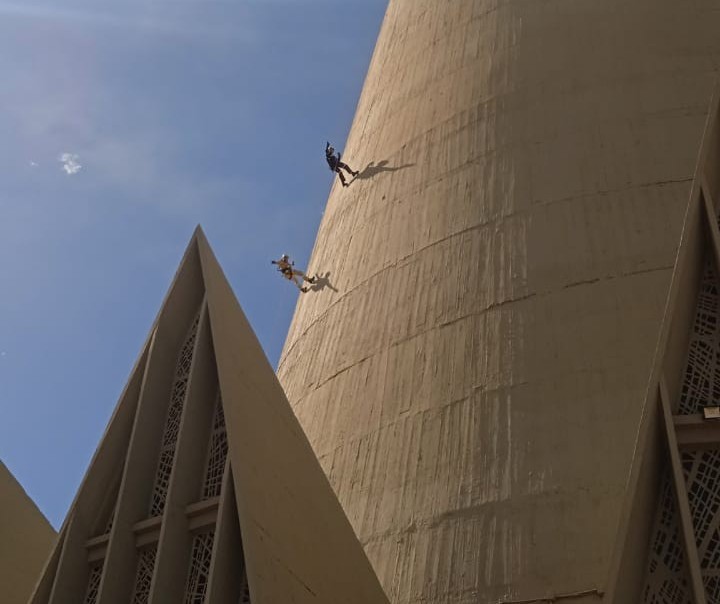Bombeiros realizam treinamento de rapel na Catedral de Maringá