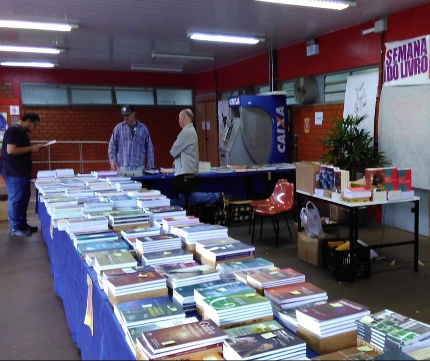 Feira da Editora da UEM oferece livros a partir de R$ 5