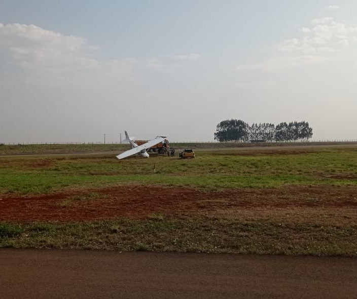 Avião de instrução é atingido por rajada de vento e sai da pista