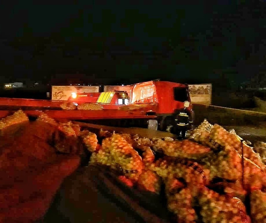Caminhão carregado de batatas tomba no Contorno Sul em Maringá