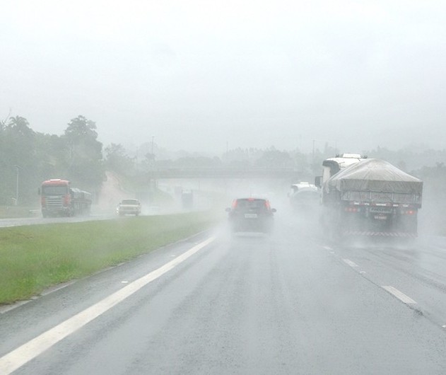 Pista molhada e baixa visibilidade aumentam chance de acidentes