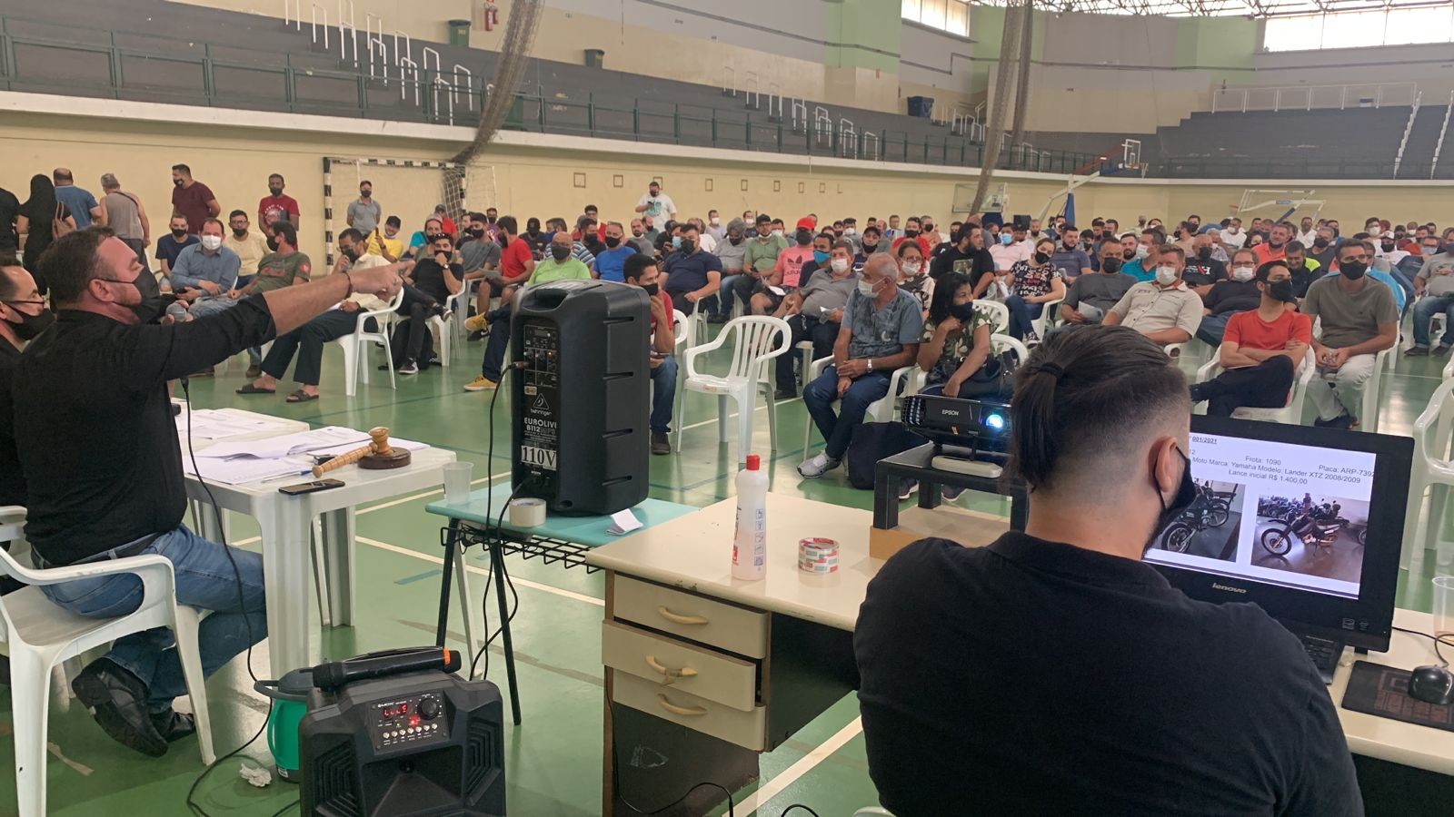 Leilão de veículos inservíveis atrai dezenas de participantes