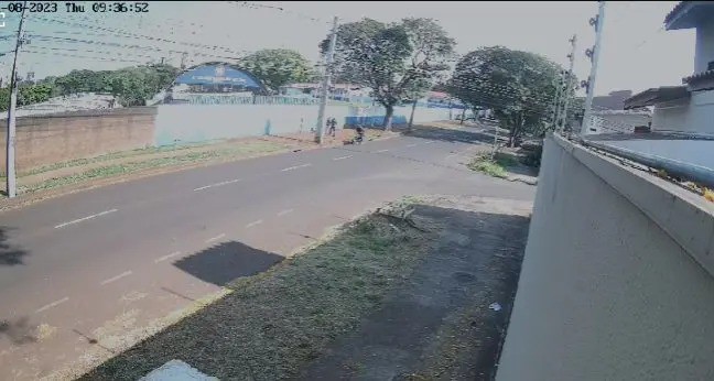 Câmera flagra assalto à mulher em plena luz do dia em Maringá; vídeo