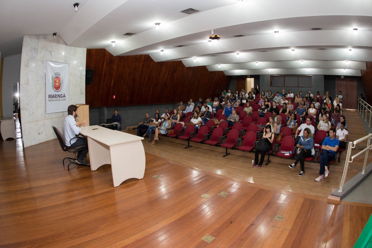 Palestra sobre felicidade marca ′Dia Municipal da Consciência Jovem′