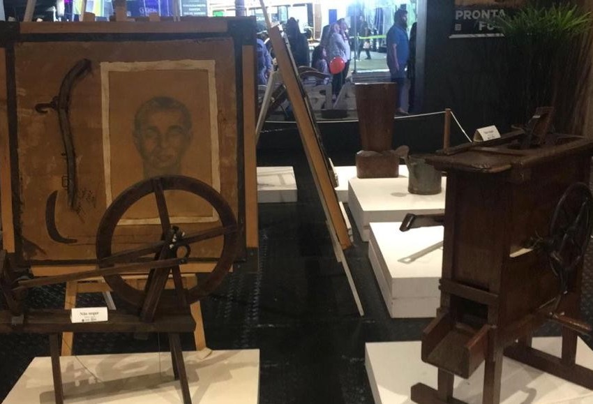 Exposição com objetos de pioneiros faz sucesso no estande da Prefeitura de Maringá