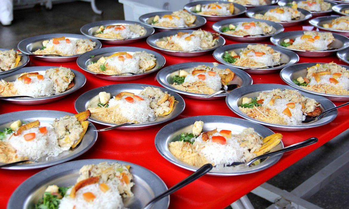 Alunos da rede estadual de ensino do Paraná agora têm três refeições por dia