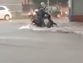 Vídeo: motociclista é arrastado durante enxurrada forte em Sarandi