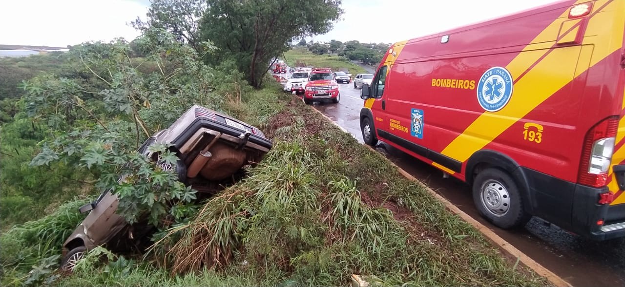 Motorista fica ferido no Contorno Sul após aquaplanar em pista molhada e cair em barranco