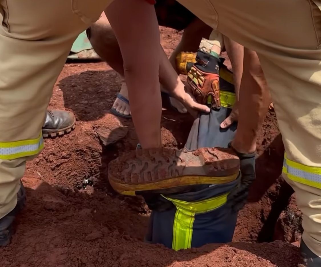 Bombeiros tentam tirar cachorro que caiu em buraco, mas animal não resiste