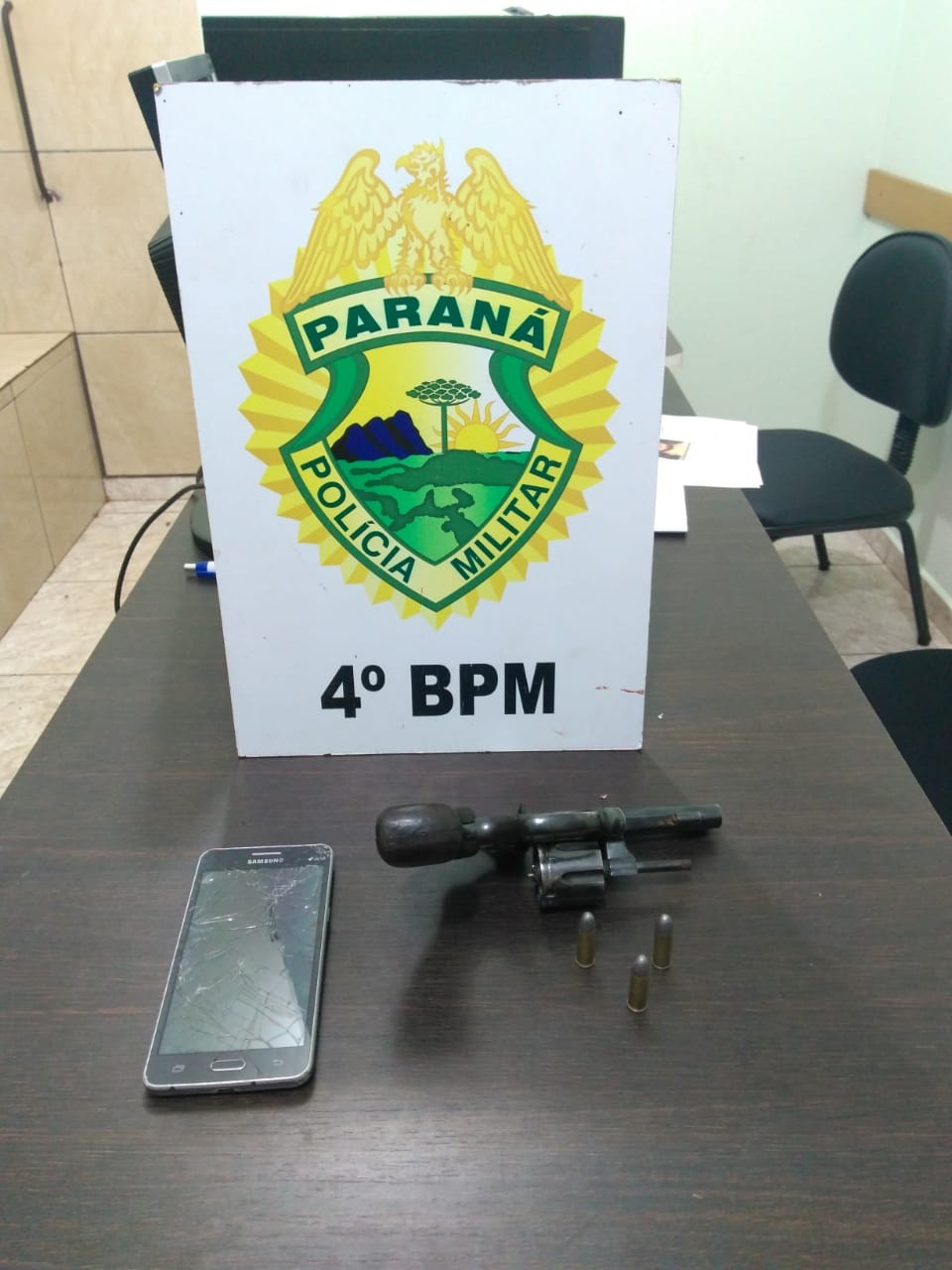 Homem com tornozeleira eletrônica atira contra três e é morto em confronto