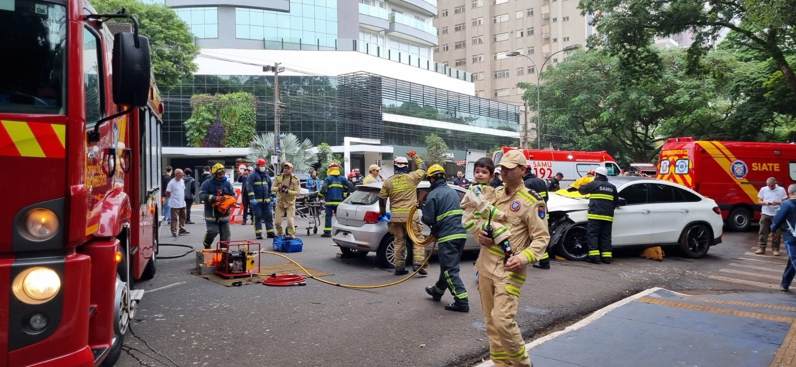 Simulação de acidente chama atenção em frente ao Parque do Ingá’
