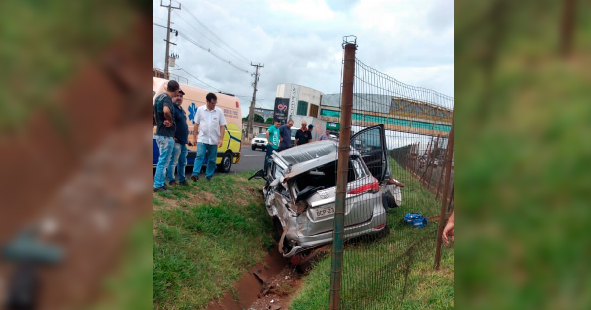 Motorista perde o controle e bate caminhonete na PR-317, em Maringá
