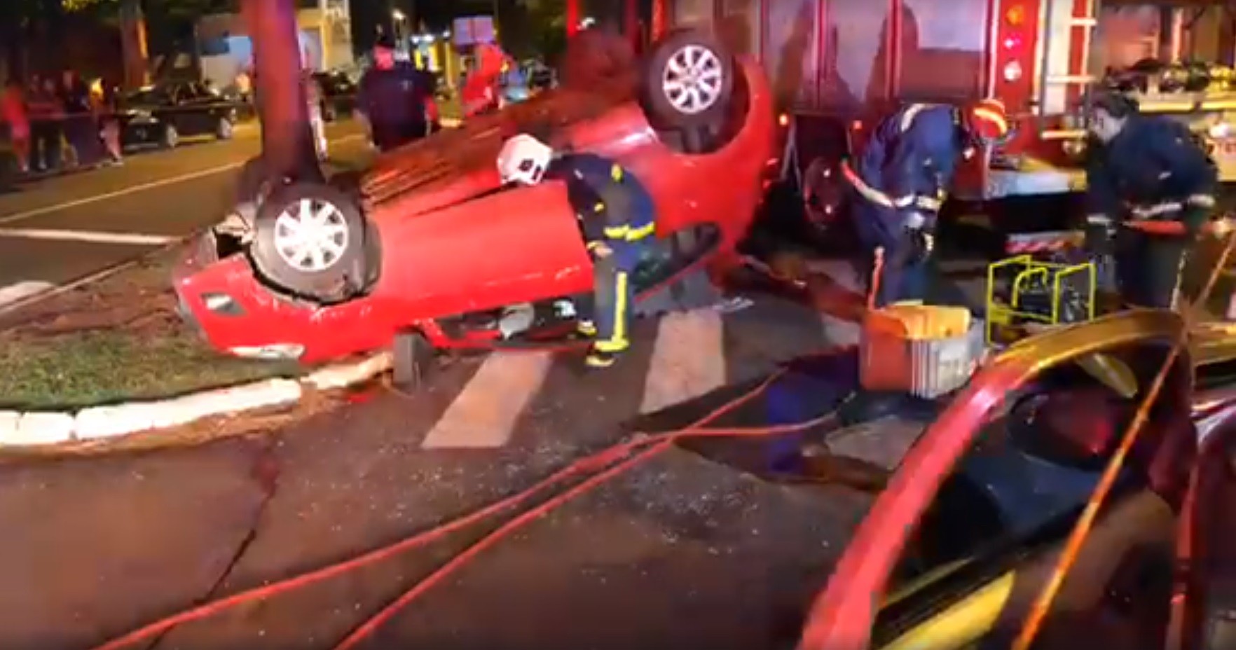Carro capota após batida e deixa jovem presa dentro do veículo
