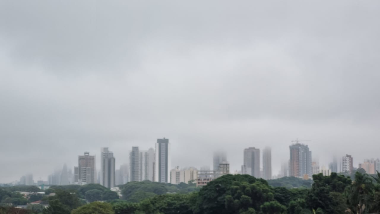 Domingo amanhece frio e chuvoso em Maringá