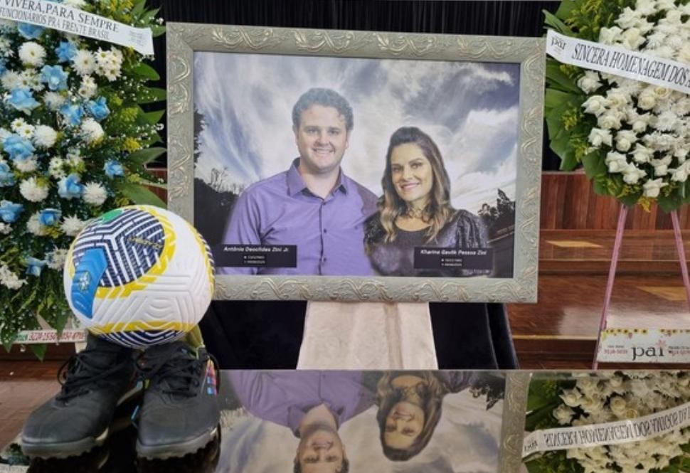 Vítimas de acidente aéreo em Vinhedo, corpos de casal são enterrados em Cascavel