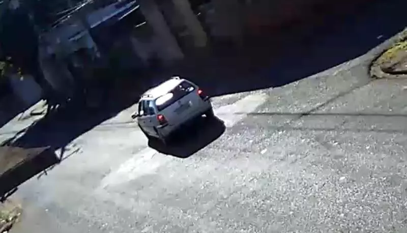 Motorista atropela criança de 3 anos em carrinho de bebê e foge