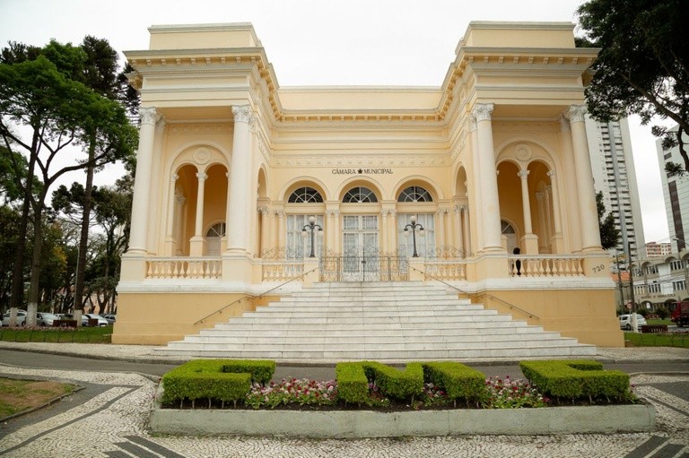 Câmara Municipal de Curitiba irá investigar dois vereadores por uso irregular de carro oficial