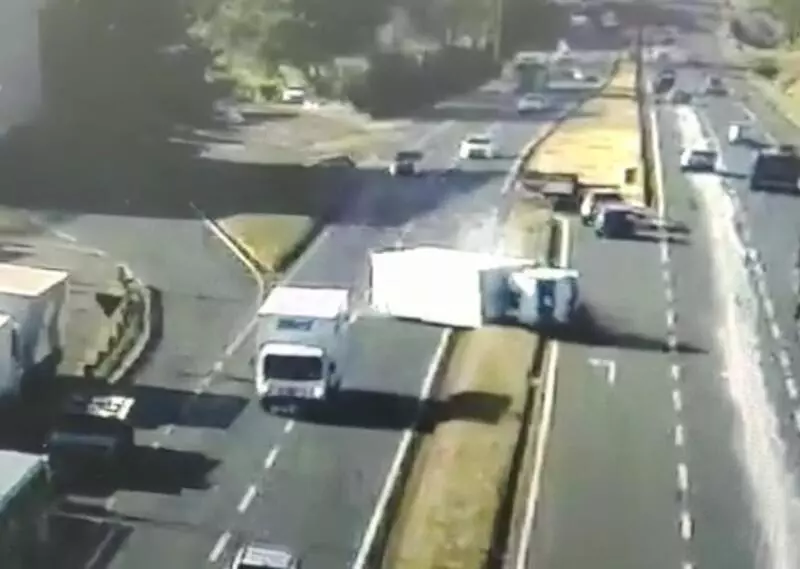 Câmera da BR-376 flagra caminhão tombando em acidente em Sarandi