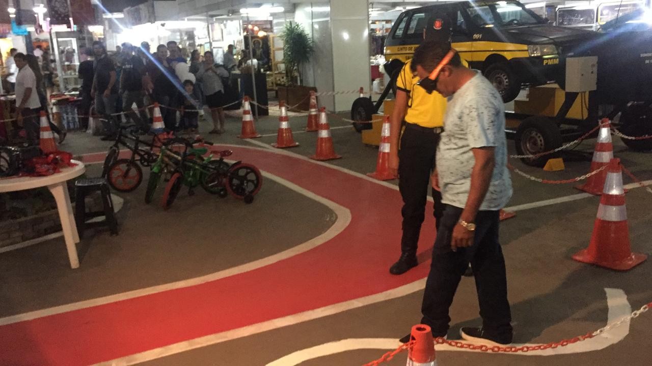 Óculos simulador alerta motoristas sobre risco de dirigir embriagado