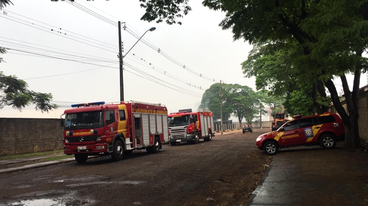 Bombeiros mudam estratégia e retiram material inflamável com guindaste