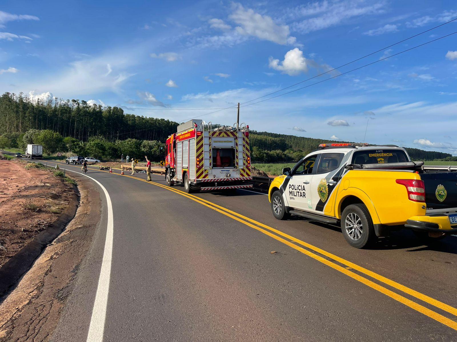 Motociclista morre ao bater moto em defensa metálica na PR-180
