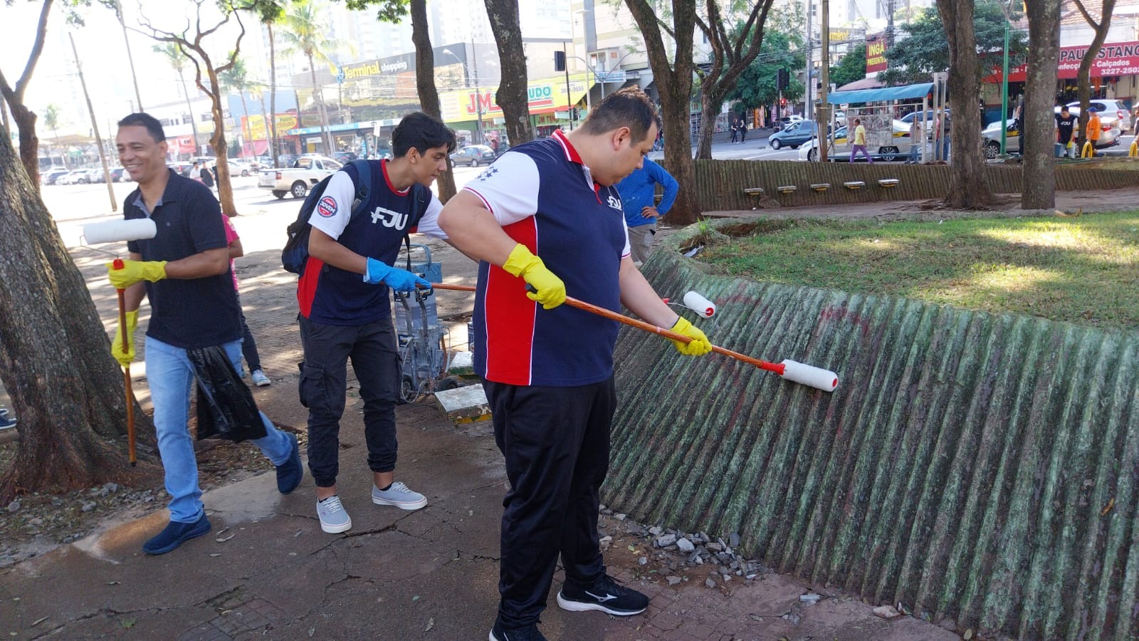 Praça Raposo Tavares ganha cara nova em ação de comerciantes e voluntários