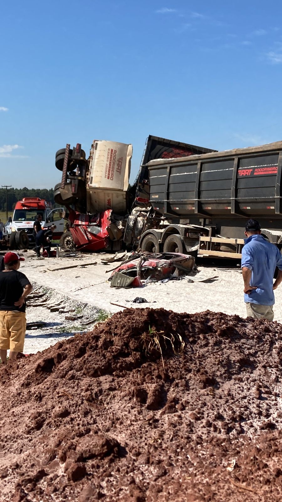 Dois caminhões se envolvem em acidente violento na região; um dos motoristas morreu
