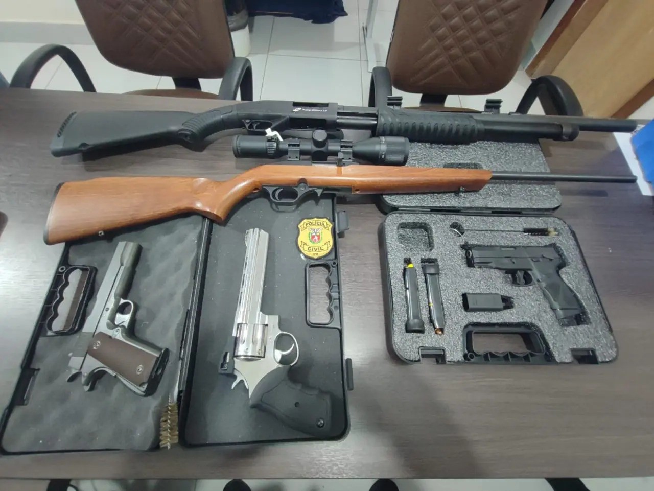 Polícia cumpre mandados em casa de homens investigados por violência doméstica em Sarandi