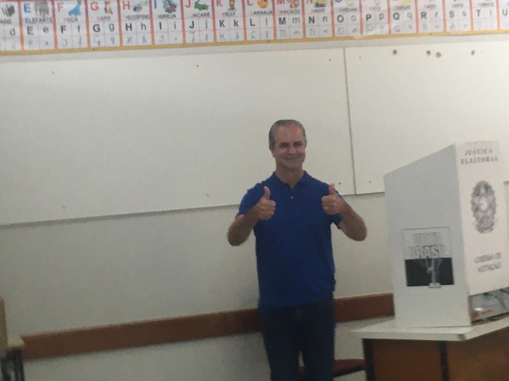 Prefeito Ulisses Maia (PSD) votou pela manhã no colégio Santo Inácio