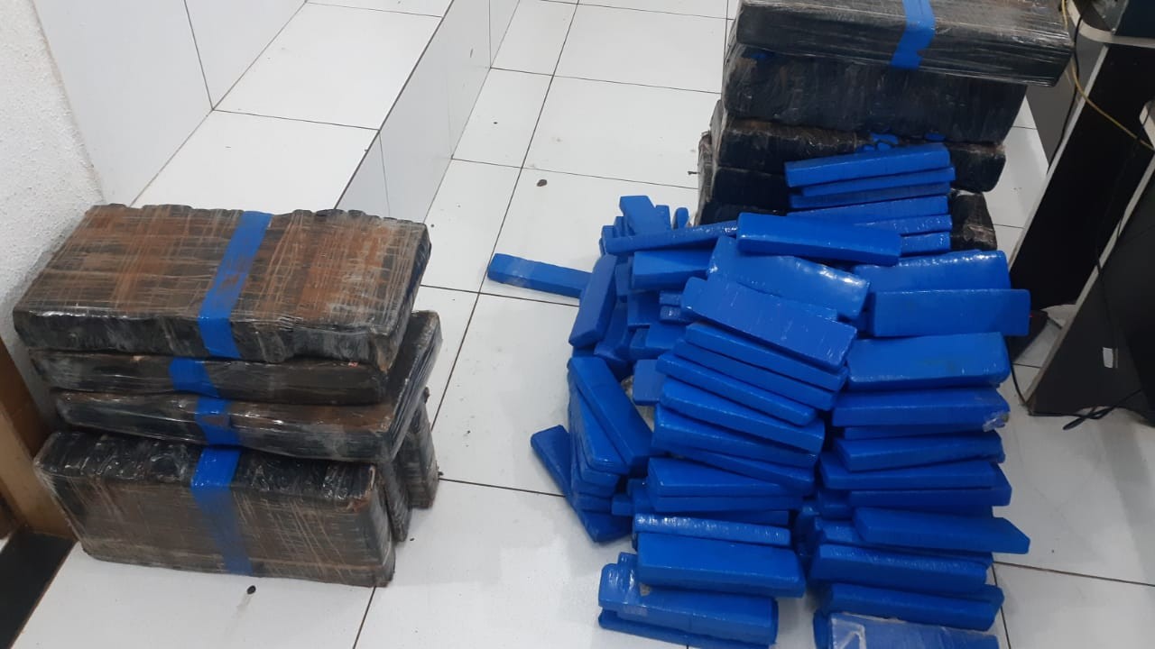 PRF apreende 306 kg de maconha na PR-317