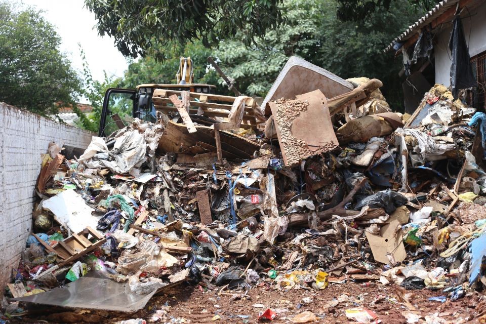 Quase 40 toneladas de materiais são recolhidas de imóvel em Maringá