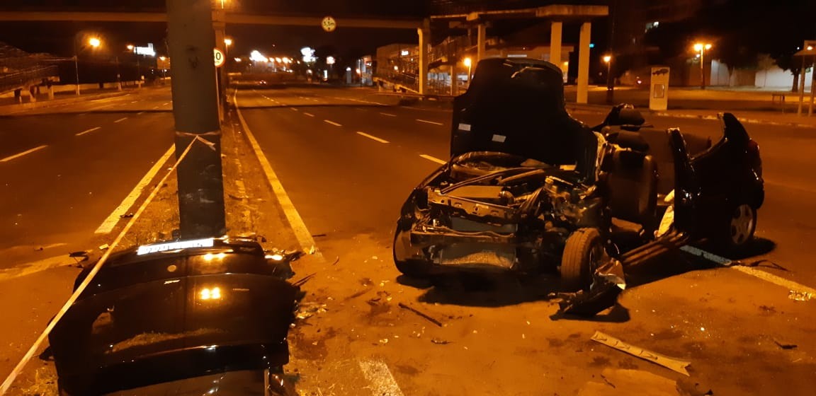 Avenida Colombo: carro bate em poste e motorista fica gravemente ferido