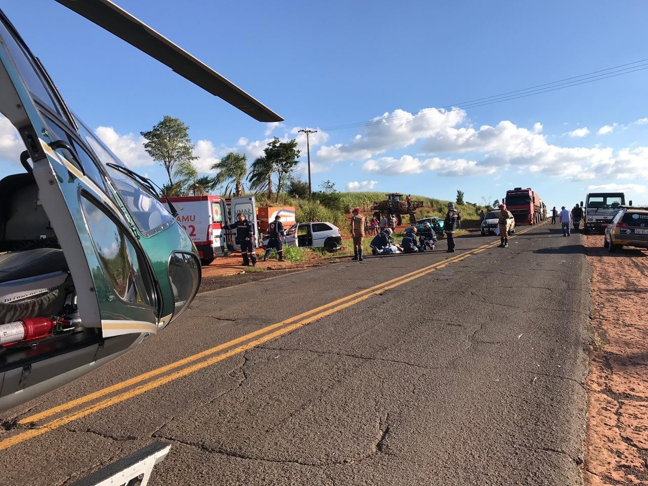 Colisão frontal entre carros deixa três pessoas gravemente feridas