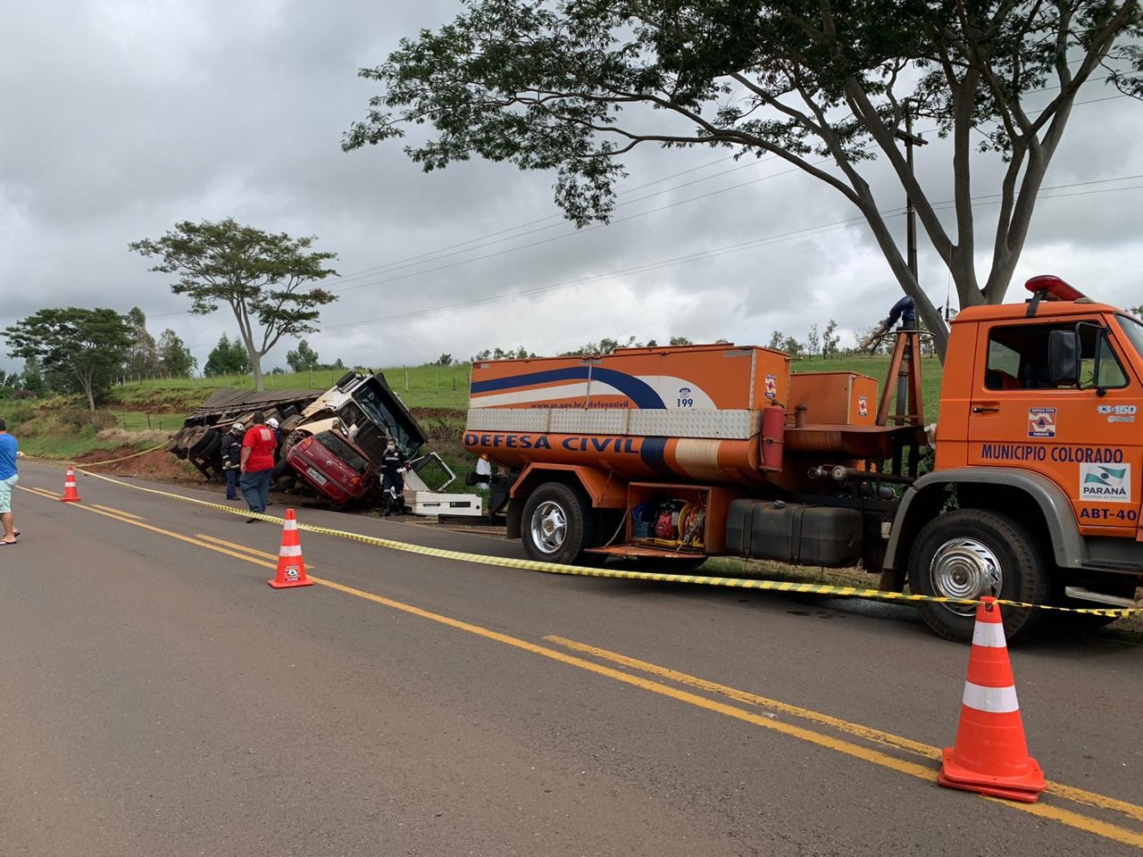 Colisão frontal entre carro e caminhão mata duas pessoas