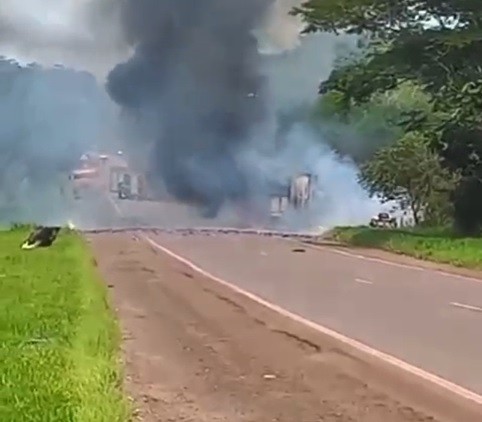 Caminhão carregado com fogos de artifício pega fogo; vídeo