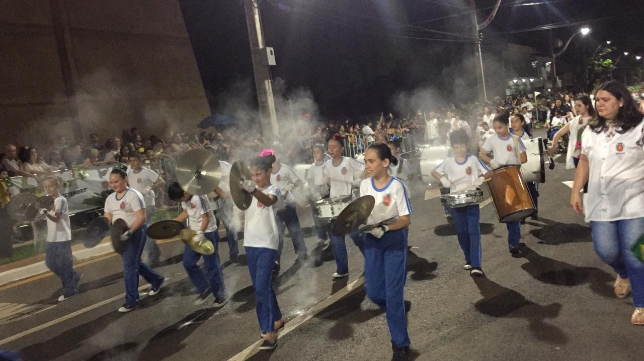 Desfile reúne milhares na Avenida Carlos Borges