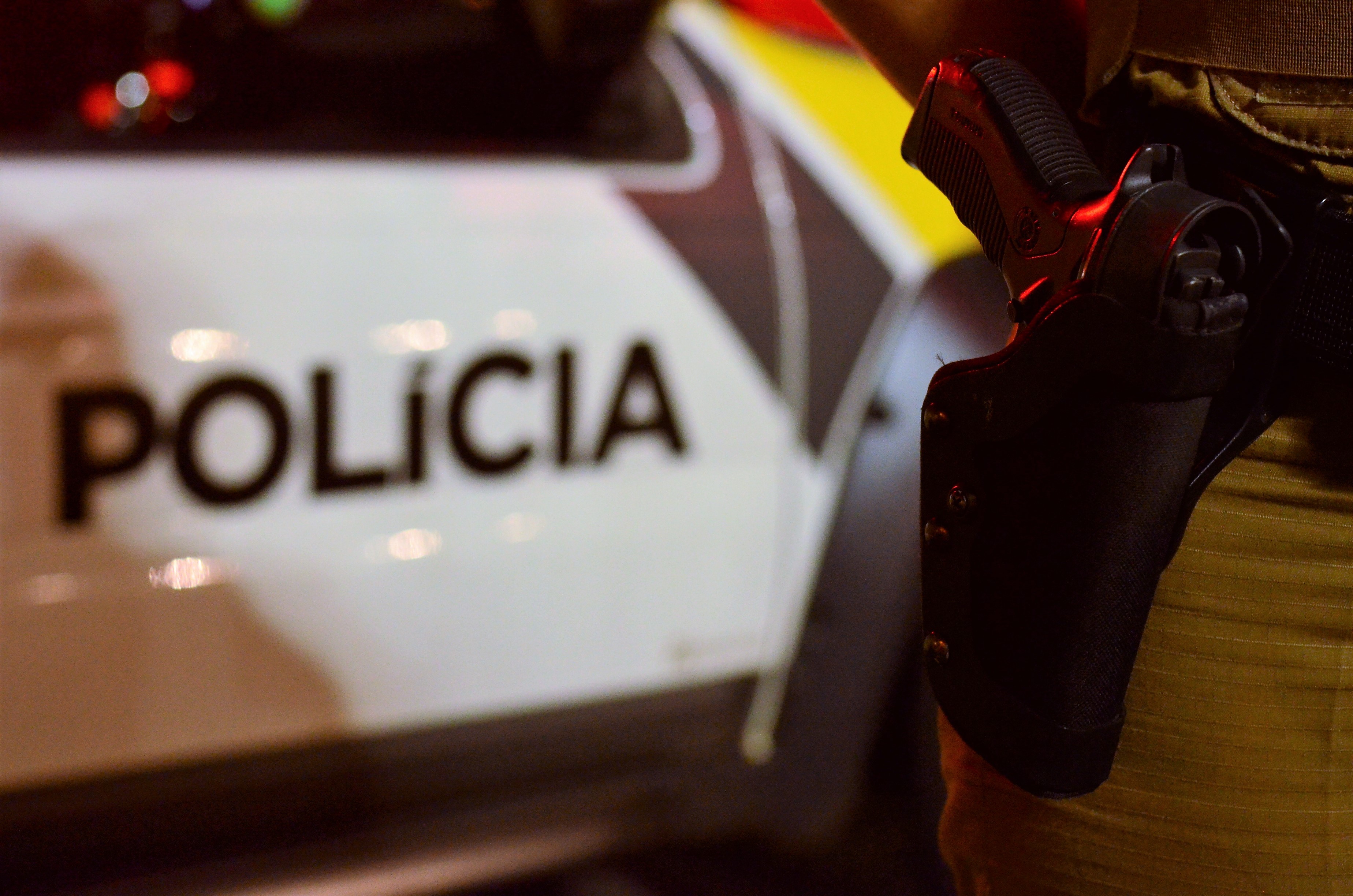 Homem foge em moto com mulher, cai e é preso por embriaguez e ameaça