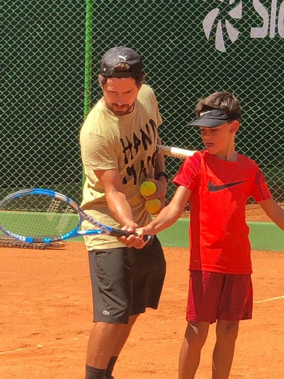 Gustavo Junqueira de Andrade, ex-tenista profissional, treinador e dono de uma escola de tênis que funciona há três anos em Maringá aposta no aumento da procura de novos alunos pelo tênis com os bons resultados de João Fonseca em quadra. / Foto: Arquivo pessoal