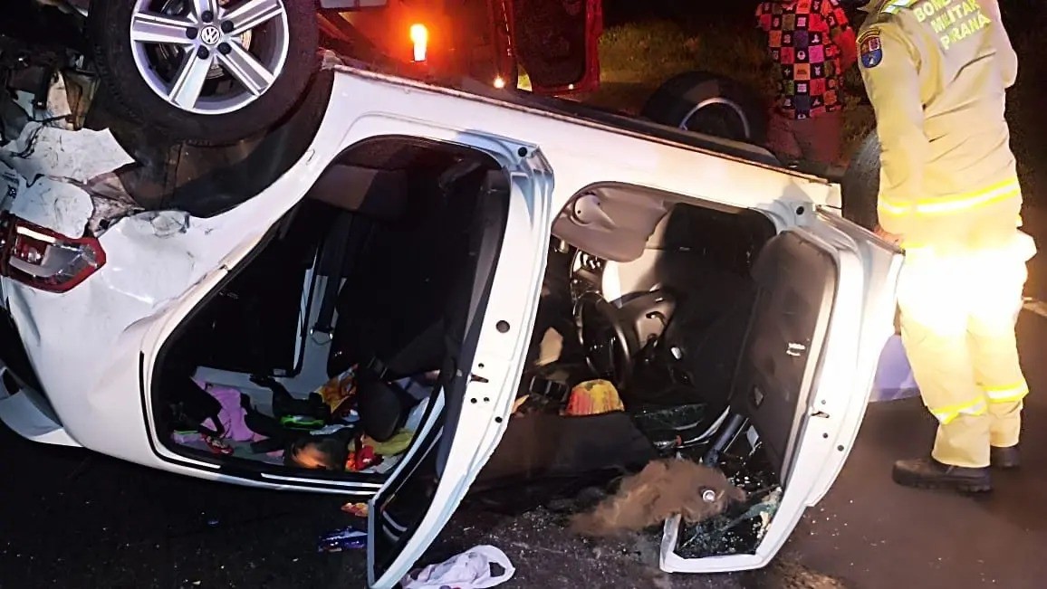 Casal fica ferido após carro capotar na BR-376, em Maringá